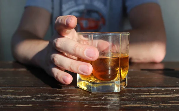 Plein Verre Whisky Dans Une Main Masculine Homme Tient Verre — Photo