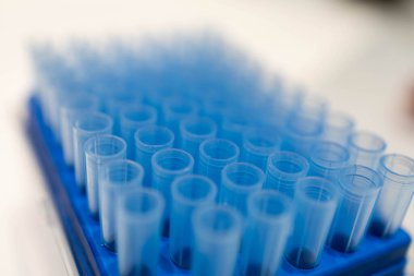 Bir yığın mavi pipet ipuçlarının odak dışı arkaplanı ile yakın plan