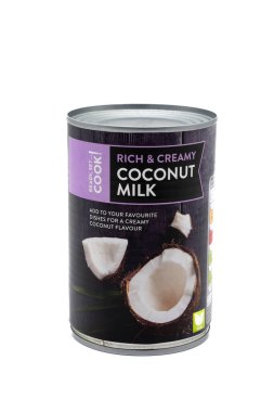 Irvine, İskoçya, İngiltere - 2 Şubat 2023: Metal bir teneke hindistan cevizi sütü, grafikleri ve simgeleri gösteren ve beyaz bir arkaplana karşı çekilen bir etiketle geri dönüştürülebilir.