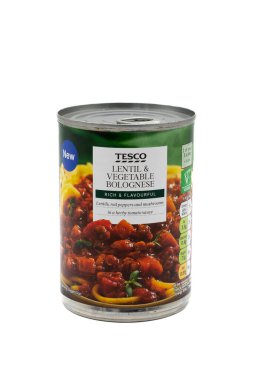 Irvine, İskoçya, İngiltere - 2 Şubat 2023: Tesco, beyaz bir arkaplanda gösterilen grafik ve bilgi simgeleriyle geri dönüştürülebilir ve gösterilen metal bir teneke kutuda mercimek ve sebze bolonez markası.