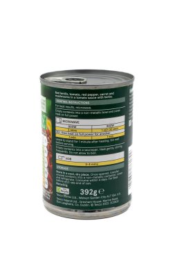 Irvine, İskoçya, İngiltere - 2 Şubat 2023: Tesco, beyaz bir arkaplanda gösterilen grafik ve bilgi simgeleriyle geri dönüştürülebilir ve gösterilen metal bir teneke kutuda mercimek ve sebze bolonez markası.