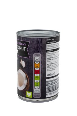 Irvine, İskoçya, İngiltere - 2 Şubat 2023: Metal bir teneke hindistan cevizi sütü, grafikleri ve simgeleri gösteren ve beyaz bir arkaplana karşı çekilen bir etiketle geri dönüştürülebilir.