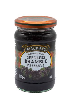 Irvine, İskoçya, İngiltere - 2 Şubat 2023: Mackays çekirdeksiz Bramble Preserve veya reçel bir cam kavanoz ve tamamen geri dönüştürülebilir metal kapak markalı ve metne yer olan beyaz bir zemin üzerine kuruludur