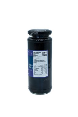 Irvine, İskoçya, İngiltere-12 Mart 2023: Bir Morrisons markalı siyah çukur zeytin kavanozu tamamen geri dönüştürülebilir ve ürüne uygulanabilir ilgili grafikler sergiliyor