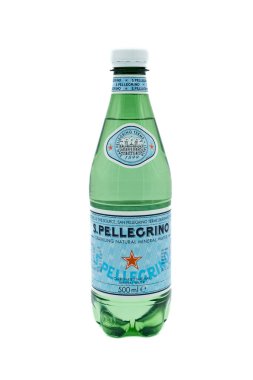 Irvine, İskoçya, İngiltere-12 Mart 2023: Sanpellegrino% 30 geri dönüştürülmüş plastik şişede, ürünle ilgili grafik ve bilgileri içeren köpüklü su markası