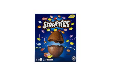 Irvine, İskoçya, İngiltere-20 Mart 2023: Nestle, Paskalya temalı çikolata yumurtalarını karton bir kutuda geri dönüşümlü ve ürünle ilgili grafik simgeleri ve bilgileri gösteren markalı markalar olarak damgaladı.