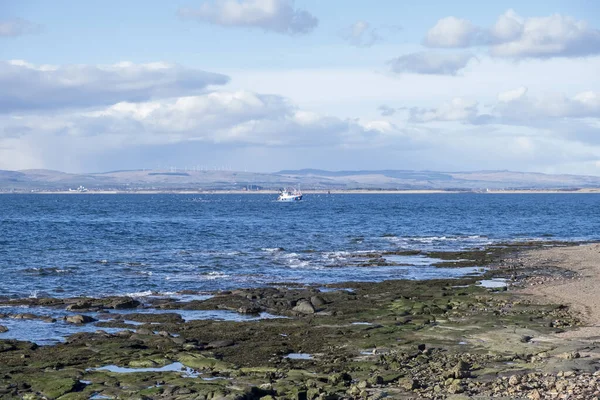 Ein Leihfischerboot Überquert Den Fluss Clyde Schottland Und Der Ferne — Stockfoto