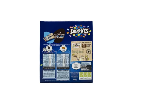 2023年3月20日英国スコットランド アーバイン ネスレブランドイースターをテーマにしたスマートチョコレートの卵を段ボール箱に入れ 製品に関連するグラフィックアイコンや情報を再利用して表示する — ストック写真