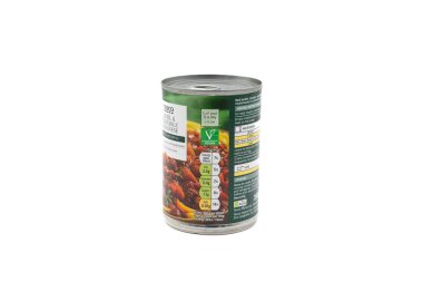 Irvine, İskoçya, İngiltere - 2 Şubat 2023: Tesco, beyaz bir arkaplanda gösterilen grafik ve bilgi simgeleriyle geri dönüştürülebilir ve gösterilen metal bir teneke kutuda mercimek ve sebze bolonez markası.