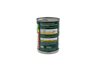 Irvine, İskoçya, İngiltere - 2 Şubat 2023: Tesco, beyaz bir arkaplanda gösterilen grafik ve bilgi simgeleriyle geri dönüştürülebilir ve gösterilen metal bir teneke kutuda mercimek ve sebze bolonez markası.