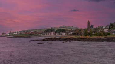 Largs kasaba Firth of Clyde İskoçya'nın Batı kıyısı üzerinde ayarlayın. Marina geçmiş kalem anıt kasabaya soğuk bir günde arıyorsunuz.