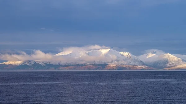 スコットランドのアラン山脈西海岸12月のひどい寒い日に雪がたくさん降っています — ストック写真
