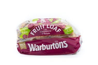 Irvine, İskoçya, İngiltere-20 Mart 2023: Bir selofanda Warburtons Tarçın ve üzümlü meyveli ekmek çoğu İngiltere süpermarketinde geri dönüştürülebilir ve resimle ilgili grafik ve simgeler sergilenir.