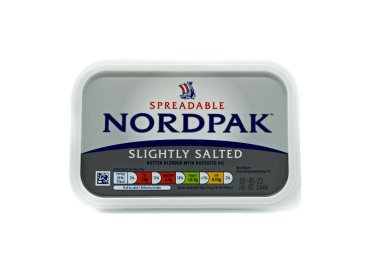 Irvine, İskoçya, İngiltere-20 Mart 2023: ALDI markalı Nordpack hafif tuzlu yayılabilir karıştırılabilir tereyağı geri dönüşümlü plastik bir kap ve ürün ile ilgili grafik simgeleri ve genel bilgiler içeren kapak.