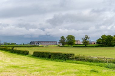 Irvine, İskoçya, İngiltere - 5 Mart 2021: İskoçya 'daki en eski yerleşim yeri olan Perceton' daki çevre tarlaları ve çiftlik binaları ile Drummuir çiftliği