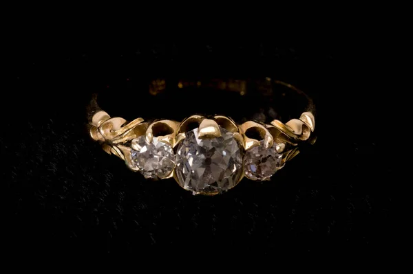 Zbliżenie Zabytkowego Eleganckiego Pierścionka Diamentowego Trzema Diamentowymi Klastrami Datowane Około — Zdjęcie stockowe