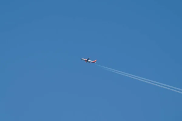 Perceton Scotland 2023 Easyjet Aeroplane Bright Blue Sky — Stock Photo, Image