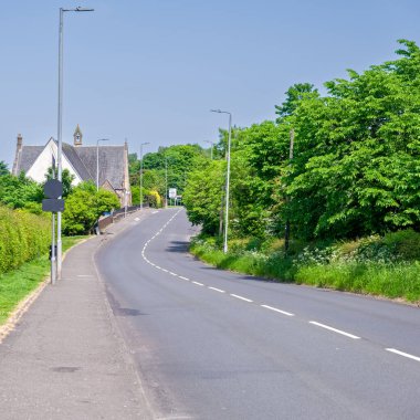 Howwood 'daki ana caddeden eski kilise ve çan kulesine doğru bakıyor.