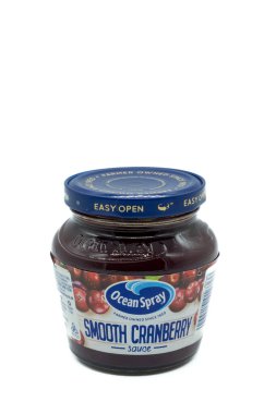 Irvine, İskoçya, İngiltere 06-Mayıs 2023: Cam bir kavanozda okyanus spreyi markalı yumuşak kızılcık sosu ve geri dönüşümlü metal kapak ve ürün imajı için ilgili grafik ve simgeleri göstermektedir.