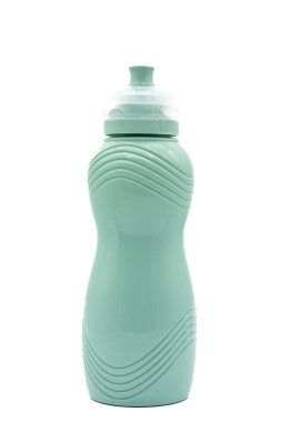 Irvine, İskoçya, İngiltere-21 Temmuz 2023: Klasik sistem tasarımında geri dönüşümlü plastik bir şişede yeşil plastik içecekler şişesi ve bükülmüş içme hortumu.