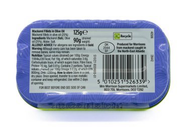 Irvine, İskoçya, İngiltere-21 Temmuz 2023: Bir kutu Morrison markalı uskumru filetosu zeytin yağında ve ürünle ilgili grafik simgeleri ve sembolleri gösteren geri dönüşümlü bir teneke kutuda