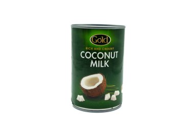 Irvine, İskoçya, İngiltere-21 Temmuz 2023: KTC (yenilebilir) Ürün için ilgili grafikleri ve sembolleri gösteren geri dönüşümlü teneke kutuda 400 ml Hindistan cevizi sütü markası