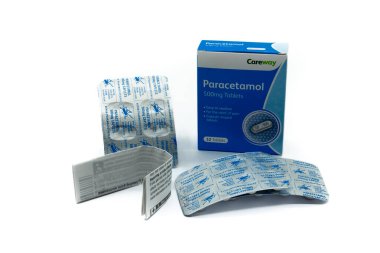 Irvine, İskoçya, İngiltere-21 Temmuz 2023: Careway Parasetamol markalı tabletler karton geri dönüşümlü kutuda tabletlerin bulunduğu su toplayıcı paketler geri dönüşümlü grafikler ve semboller ürünle ilgili değildir