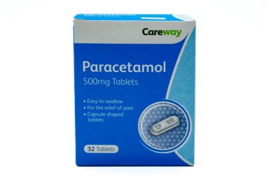 Irvine, İskoçya, İngiltere-21 Temmuz 2023: Careway Parasetamol markalı tabletler karton geri dönüşümlü kutuda tabletlerin bulunduğu su toplayıcı paketler geri dönüşümlü grafikler ve semboller ürünle ilgili değildir