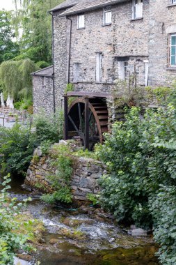 İngiltere 'de göllerin ve cumbriaların kalbine kurulmuş eski bir İngiliz su değirmeni.