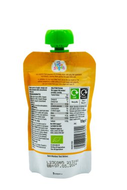 Irvine, İskoçya, İngiltere-21 Temmuz 2023: Asda, Little Angels 'ı geri dönüşümlü pakette organik elma muzu ve mango pürüzsüz püresi ve ürünle ilgili grafik sembolleri ve simgelerle damgaladı.