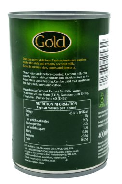 Irvine, İskoçya, İngiltere-21 Temmuz 2023: KTC (yenilebilir) Ürün için ilgili grafikleri ve sembolleri gösteren geri dönüşümlü teneke kutuda 400 ml Hindistan cevizi sütü markası