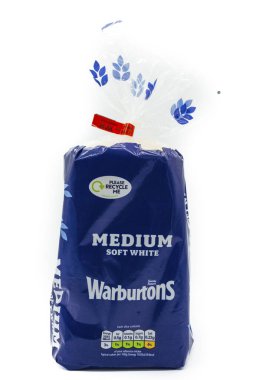 Irvine, İskoçya, İngiltere-21 Temmuz 2023: Warburtons sadece süpermarketlerde geri dönüştürülebilen plastik bir ambalajda orta boy yumuşak beyaz ekmek markalaştırdı. Grafik simgeleri ve sembolleri gösteriliyor.