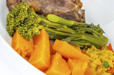 Şeffaf Kök Brokoli Tatlı Patates ve Kıç Pirinci Kuzu Pirzolası