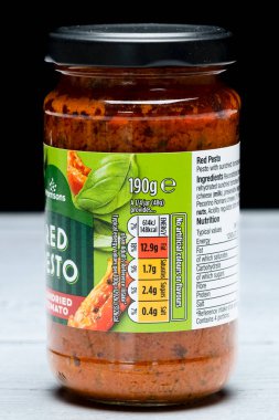 Irvine, İskoçya, İngiltere - 26 Mart 2024: Geri dönüşümlü cam kavanoz ve metal kapakta Morrisons markalı Pesto sosu, Kcal simgeleri ve resimle ve ürünle ilgili genel bilgileri gösteren.