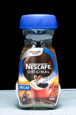 Irvine, İskoçya, İngiltere - 26 Mart 2024: Nescafe Kavanozu Orijinal markalı kafeinsiz kahve Geri dönüşümlü cam kavanoz ve plastik kapak grafik simgeleri ve resim ve ürün ile ilgili genel bilgiler.