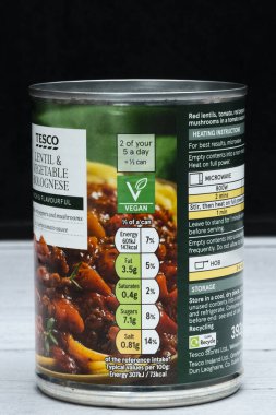 Irvine, İskoçya, İngiltere - 26 Mart 2024: Tesco, Kcal ikonlarının görüntü ve ürünle ilgili genel bilgilerini gösteren geri dönüşümlü grafikler içeren bir teneke kutuda Mercimek ve sebze bolonez markası kullandı.
