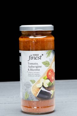 Irvine, İskoçya, İngiltere - 26 Mart 2024: Tesco markalı domates patlıcan kavanozu ve ricotta sosu geri dönüşümlü cam kavanozda Tesco Finest grafik simgeleri ve ürünle ilgili genel bilgiler.