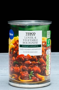 Irvine, İskoçya, İngiltere - 26 Mart 2024: Tesco, görüntü ve ürüne ilişkin genel bilgiler ve grafik simgelerini geri dönüşümlü olarak gösteren bir teneke kutuda Mercimek ve sebze bolonez markası.