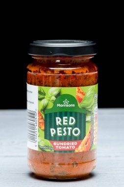 Irvine, İskoçya, İngiltere - 26 Mart 2024: Geri dönüşümlü cam kavanoz ve metal kapak içinde Morrisonlar 'ın Pesto sosu markalı kavanoz grafikler ve ürünle ilgili genel bilgiler.