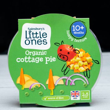 Irvine, İskoçya, İngiltere - 26 Mart 2024: Bekarlar, su içinde bezelye ve havuç konservesi, geri dönüşümlü teneke kutu ve ürün ile ilgili grafik ve simgeleri gösteren kağıt etiketleri ile damgalandılar.