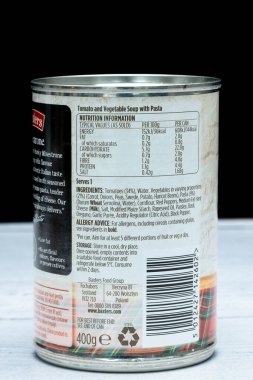 Irvine, İskoçya, İngiltere - 26 Mart 2024: Baxters, Kcal ikonlarının grafiklerini ve ürün ve imaj ile ilgili genel bilgileri gösteren bir teneke kutu içinde sebze çorbası markalaştırdı.