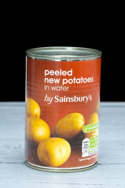 Irvine, İskoçya, İngiltere - 26 Mart 2024: Bekarlar, su içinde bezelye ve havuç konservesi, geri dönüşümlü teneke kutu ve ürün ile ilgili grafik ve simgeleri gösteren kağıt etiketleri ile damgalandılar.