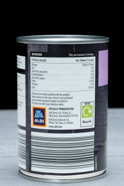 Irvine, İskoçya, İngiltere - 26 Mart 2024: ALDI zengin ve kremalı hindistan cevizi sütü markası konserve kutusunda Kcal simgeleri ve ürünle ilgili genel bilgileri gösteren.