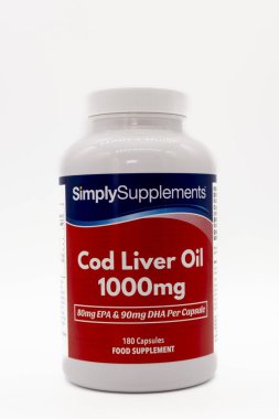 Irvine, İskoçya, İngiltere - 17 Haziran 2024: Plastik şişe içinde basitçe markalı Cod Liver Oil 1000mg kapsülleri