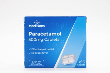 Irvine, İskoçya, İngiltere - 17 Haziran 2024: Galpharm Sağlık Hizmetleri 'nin (İngiltere) hazırladığı Morrisons 500mg Parasetamol Caplets, karton bir kutuda grafik simgeleri ve ürünle ilgili genel bilgileri göstermektedir..