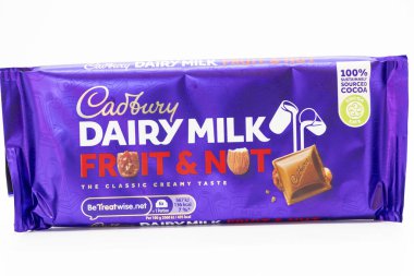 Irvine, İskoçya, İngiltere - 17 Haziran 2024: Cadbury markalı sütlü süt meyvesi barı ve grafik simgeleri ve Kcal 'ın da dahil olduğu resim ve ürünle ilgili genel bilgiler.