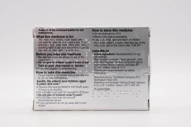 Irvine, İskoçya, İngiltere - 17 Haziran 2024: Boots, mukavva bir kutuda boğaz gevşetici pastiller markalaştırdı