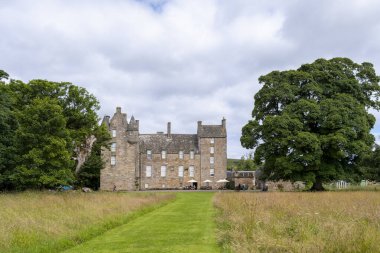 Pittenweem, İskoçya, İngiltere - 13 Temmuz 2024: National Trust Brand Kellie Castle sergisi 14. yüzyıla dayanmaktadır ve ünlü sanatçı mimar Sir Robert Lorimer tarafından iflastan kurtarılmıştır. Ortaçağ ve Viktorya mimarisinin bir karışımı..