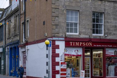 St Andrews, İskoçya, İngiltere - 13 Temmuz 2024: Güney Caddesi St Andrews Dükkanları ve antik mimarisi