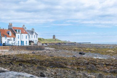 St Monans, İskoçya, İngiltere - 13 Temmuz 2024: St. Monans 'ın eski ve restore edilmiş yel değirmeni aynı ismin limanına bakan kıyı şeridinin üzerinde oturan türünün son örneği..